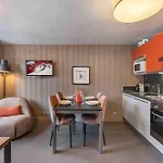Apartment Spacieux Contemporain A Avec Parking Et Wifi - Fr-1-563-99